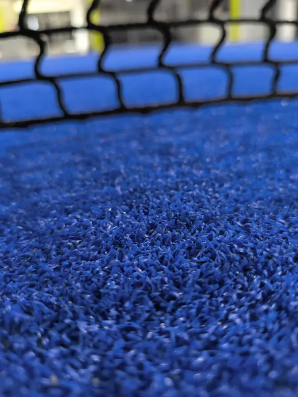 Césped azul de la pista